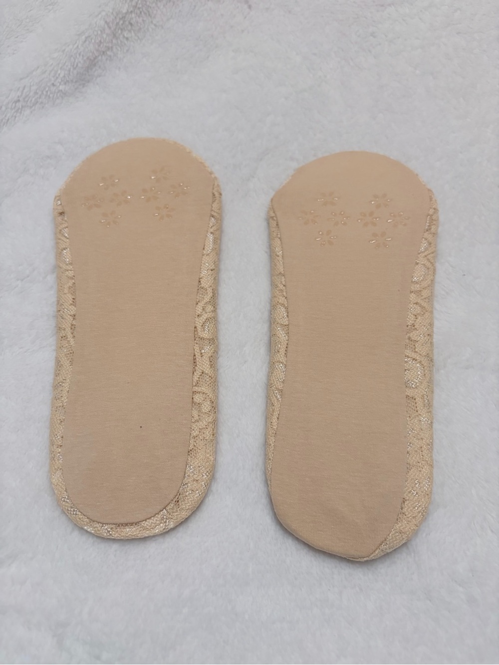 2 pairs of Lace No-Show Footies in Beige - Picture 4 of 4